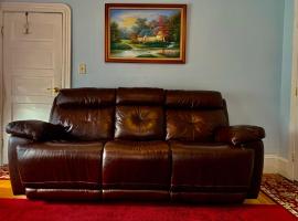 Stylish, Cozy 2BR Private Apt, 1st Floor, Well-Appointed, Near Providence, MA, RI Line, I-95 Access，位于波塔基特的酒店