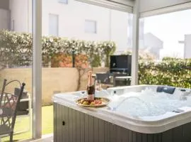 Apt GioAn Novigrad, 500m to Sea, private heated Jacuzzi, BBQ, private parking