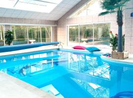 Les Jardins de la Muse, piscine couverte, spa et fitness，位于Basse-Goulaine的旅馆