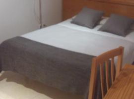 Hostal La Cañada Segoviana，位于Valmojado的酒店