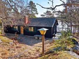 Holiday home DJURHAMN VII，位于Djurhamn的酒店