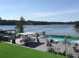 Exclusive Lakefront Mansion with pools in Stockholm，位于Tyresö的度假屋