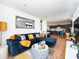 Spacious Designer 2BR Executive Apt, Near Beach & Marina, Central Location