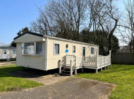 2 Bedroom Caravan NV16, Lower Hyde, Shanklin, Isle of Wight，位于尚克林的豪华帐篷营地