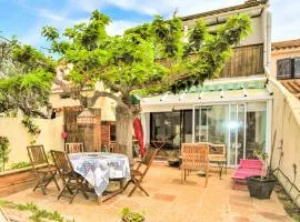 Cozy Home In Sainte-Marie-La-Mer With Kitchen