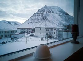 Apartment with Amazing Mountain View，位于Bolungarvík的公寓