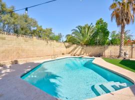 Cozy Boho Mesa Home with Diving Pool!，位于梅萨的酒店
