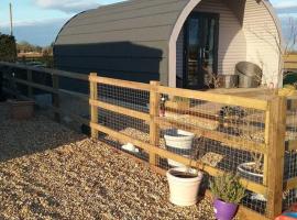 Heated Supersize Glamping Pod with ensuite bathroom, Wilburton, Nr Ely, Cambs，位于Wilburton的带停车场的酒店