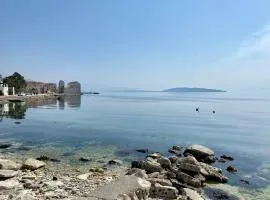 Sunny apartment by the beach