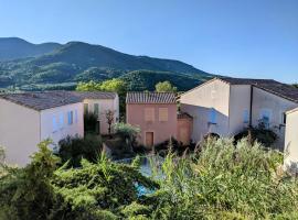Maisonnette dans domaine avec piscine à Nyons, pays des olives，位于尼翁的酒店