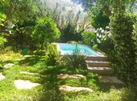 Olive Lemon Biophilic House & Lush Forest Garden，位于瓦莫斯的度假屋