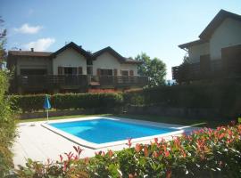 Incantevole appartamento con piscina e vista monti，位于兰佐丁泰尔维的酒店