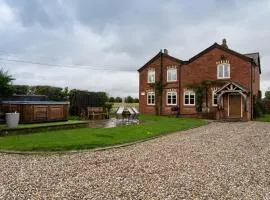 Welsh Cottage with Hot Tub - Jubilee House