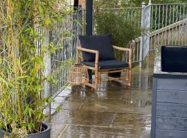 Ashford House 2 bedroom Apartment 'outdoor bathing tub'，位于弗莱恩索普的酒店