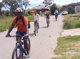 Authentic Bicycle Tours and Backpackers，位于索韦托Soweto Country Club附近的酒店