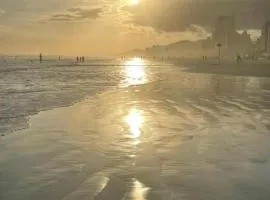 Boqueirão Praia Mar - 2 dormits - Espaçoso e ideal para famílias - WI FI - 250m da praia - Estacionamento Gratuito até 8 hóspedes - na avenida do comércio principal de Praia Grande