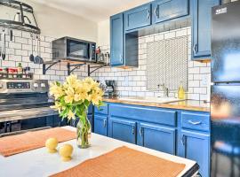 Kid-Friendly House about 8 Mi to Cedar Rapids!，位于锡达拉皮兹的酒店