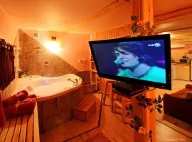 核桃树下乘凉山间小屋