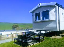 4 Berth Couples and Family Caravan in Beautiful Newquay Bay Resort，位于纽基的度假村