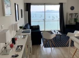 Appartement Design VIII - Port Rosmeur - Sublime vue Mer，位于杜瓦讷内的酒店