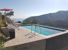 Solarolo Village，位于莫内利亚的带泳池的酒店