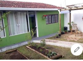 Edícula - Casa de hospedes - em Cananeia SP com ar condicionado，位于卡纳内亚的乡村别墅