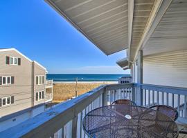 Beachfront Old Orchard Beach Condo with Balcony，位于旧奥查德比奇的酒店