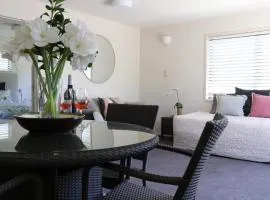 Retreat on Rita ~ Downtown Mount Maunganui with beach access