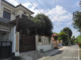 Kelana 1 Luxury Homestay Semarang, 3 bedrooms，位于三宝垄的酒店