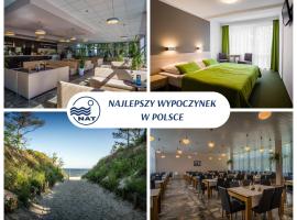 Hotel *** NAT Krynica Morska，位于库瑞尼卡慕斯卡的带停车场的酒店