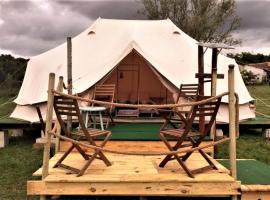 French Fields Luxury Glamping Twin Emperor Tent，位于Le-Vieux-Cérier的酒店