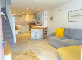 Reduced rates for this month! Beautiful cottage, 3 stories high with upstairs courtyard and set in an amazing location! The fantastic newly developed Town Mill with restaurants and craft shops on your doorstep Also only 2 minutes to the sea! , Sleeps 4