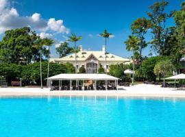 洲际神仙湾度假酒店，位于黄金海岸希望岛码头附近的酒店
