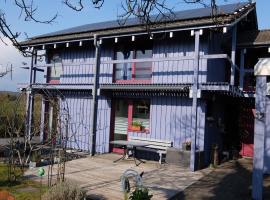 Blaues Haus - Une maison bleue，位于Hetzerath的酒店