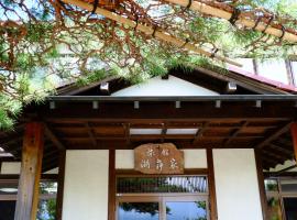 克玛雅旅馆，位于富士河口湖河口湖音乐森林博物馆附近的酒店