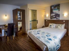Brit Hotel Azur，位于Saint-André-de-la-Marche的酒店