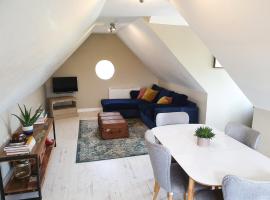 Beautiful 2 bedroom guest house with private pool in Lacock, Wiltshire，位于拉科克的酒店