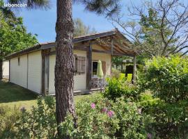 Chalet rénové, environnement très calme, piscines intérieure et extérieure chauffées, Bord du lac de Biscarosse Parentis，位于波讷地区帕朗提的木屋