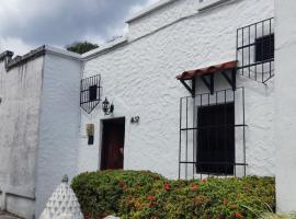 Cabaña 52 en la Aldea Doradal Santorini Colombiano，位于多拉代尔的酒店