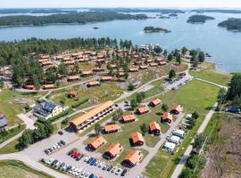 Skärgårdsbyn S:t Anna，位于Mon的带按摩浴缸的酒店