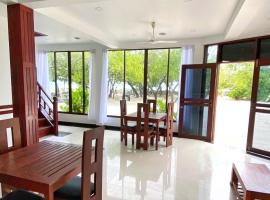 Beach Walk Villa Maldives，位于古莉的酒店