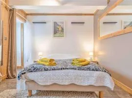 CHAMBRE INDÉPENDANTE avec SALLE DE BAIN INDÉPENDANTE au RDC d un chalet à 25 kms Chamonix
