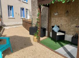 La Maison Bleue，位于Préveranges的酒店