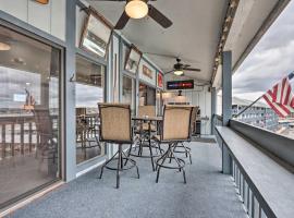 Osage Beach Condo with Lake of the Ozarks Views，位于欧塞奇比奇的带停车场的酒店