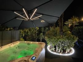 Luxury Garden Jacuzzi Promenade，位于尼斯的带按摩浴缸的酒店