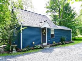 Cottage at Millpond Falls - A Romantic Escape，位于沃威克沃里克谷酒庄附近的酒店