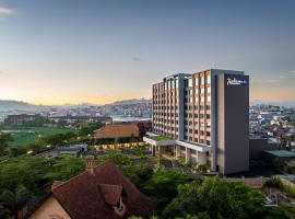 Radisson Blu Hotel Antananarivo Waterfront，位于塔那那利佛佩瑞尔拉斯爬行动物保护区附近的酒店