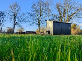 The Water Shack - Amazing tiny house retreat，位于伍德布里奇的酒店