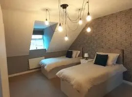 Hawksworth House in Birmingham near Solihull, NEC, HS2, JLR, Bear Grylls Centre, Resorts World and Birmingham airport with a garage and free parking, great for families and contractors