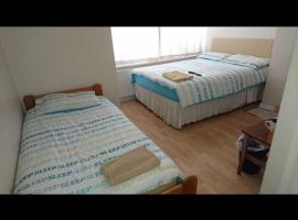Room in Guest room - Family Room Sleeps 3 with 1 double and 1 single bed Ground Floor Private shower，位于海斯的民宿